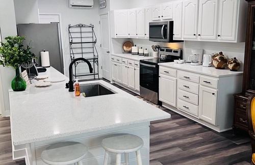 Lewisville Apartment | Guest Rated 10/10: Cozy Large Apartment with Spa & Breakfast