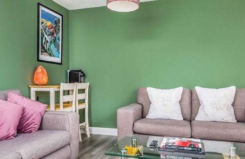 Westhampnett House | Cozy Modern Home with Breakfast & Family-Friendly Amenities