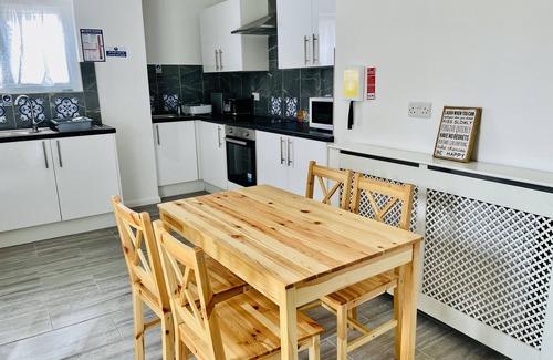 Yeading House | Trendy Home Near Heathrow with Family & Pet-Friendly Perks
