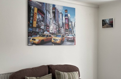 Yeading House | Trendy Home Near Heathrow with Family & Pet-Friendly Perks