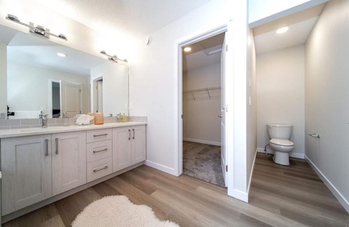 Southwest Edmonton House | Contemporary Comfort: Perfect for Families Near the City