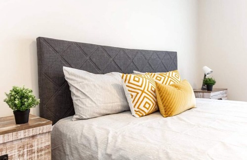 Southwest Edmonton House | Contemporary Comfort: Perfect for Families Near the City