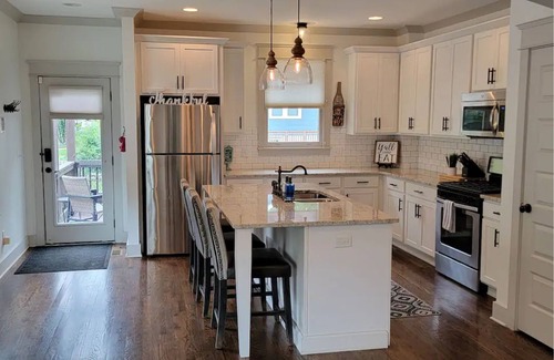 Lockeland Springs House | Modern Retreat Minutes to Stadium & Downtown with Deck