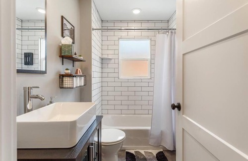 Butte Apartment | Modern Uptown Butte Condo - Pet & Child Friendly Stay