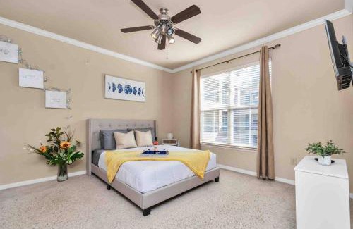 Astrodome Apartment | Stylish Condo Near Texas Medical Center with Pool Access