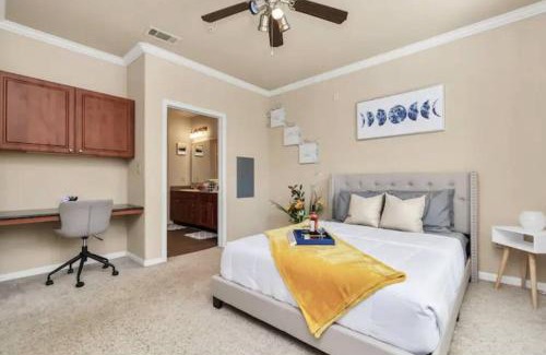 Astrodome Apartment | Stylish Condo Near Texas Medical Center with Pool Access