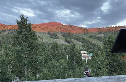 Brian Head Condo | Elevated Condo with Kitchen Overlooking Brian Head Resort