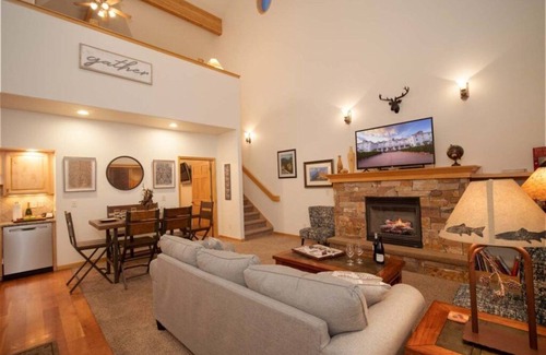 Stanley Hills Condo | Modern Condo with Cozy Fireplace & Private Hot Tub Retreat
