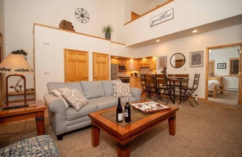 Stanley Hills Condo | Modern Condo with Cozy Fireplace & Private Hot Tub Retreat