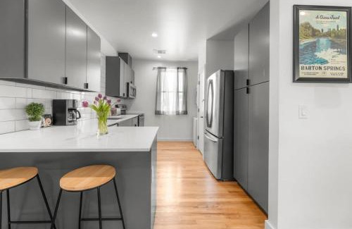 East Cesar Chavez Apartment | Contemporary Condo with Parking - Family-Friendly Retreat