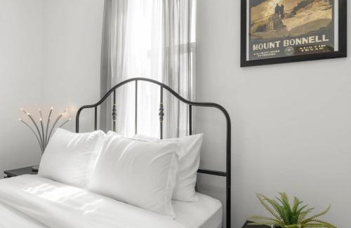 East Cesar Chavez Apartment | Contemporary Condo with Parking - Family-Friendly Retreat