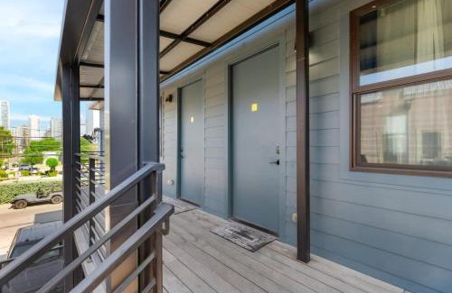 East Cesar Chavez Apartment | Contemporary Condo with Parking - Family-Friendly Retreat