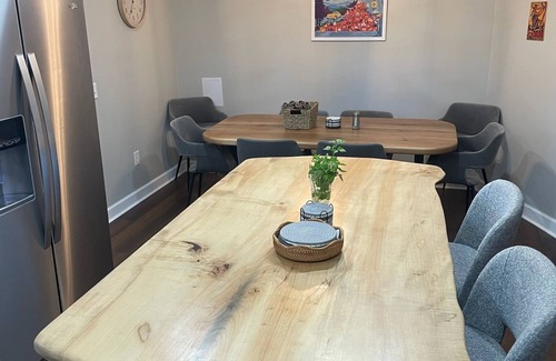 Floyd House | Inviting Retreat with Spa and Breakfast at Chantal Verdugo