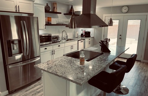 Arlington House | Modern Retreat: Walk to AT&T, Globe Life & Texas Live!