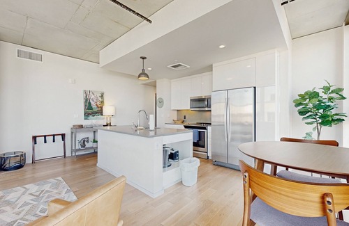 Uptown Apartment | Modern corner apartment w/city view, central location - gym & bike storage
