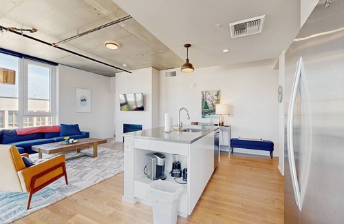 Uptown Apartment | Modern corner apartment w/city view, central location - gym & bike storage