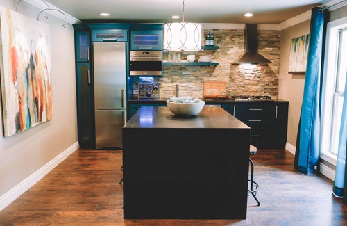 Lake Charles House | Pet-Friendly Modern Corporate Retreat with Ocean View