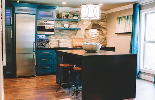 Lake Charles House | Pet-Friendly Modern Corporate Retreat with Ocean View