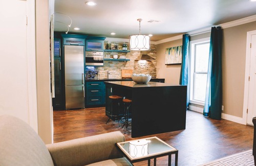 Lake Charles House | Pet-Friendly Modern Corporate Retreat with Ocean View
