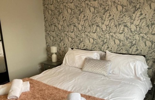 Higher Walton House | Trendy Home for 6 with Parking and Breakfast near Preston