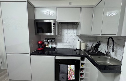 Kensal Green Apartment | Modern Cosy London 2-Bed Ground Floor Flat Sleeps up to 5