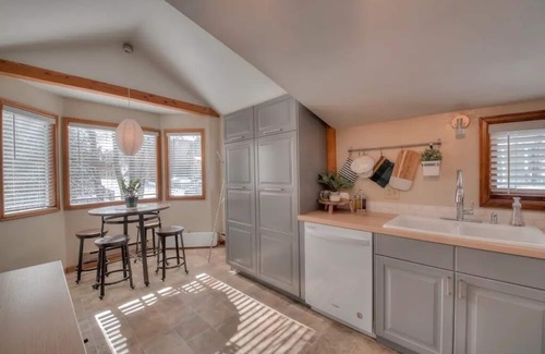 Historic District Cottage | Cozy Cottage 3 Blocks from Main with Hot Tub & Pet Friendly