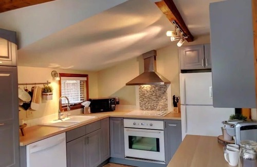 Historic District Cottage | Cozy Cottage 3 Blocks from Main with Hot Tub & Pet Friendly