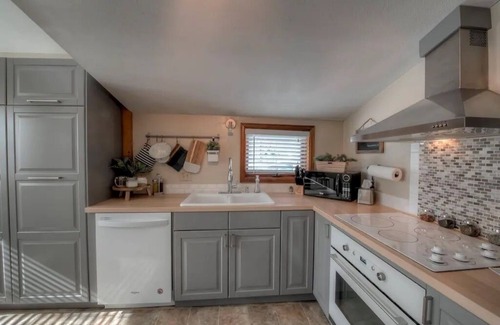 Historic District Cottage | Cozy Cottage 3 Blocks from Main with Hot Tub & Pet Friendly