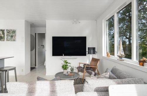Arsta Havsbad Villa | Chic Modern Cottage in Årsta Havsbad, Stockholm