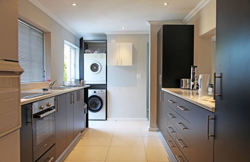Constantia House | Cozy Cottage in Upper Constantia with Ocean View & Breakfast