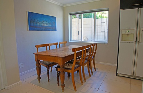 Constantia House | Cozy Cottage in Upper Constantia with Ocean View & Breakfast
