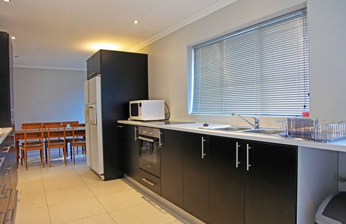 Constantia House | Cozy Cottage in Upper Constantia with Ocean View & Breakfast