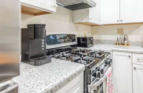 Bloomington Cottage | Stylish Cottage Steps from IU Campus & Kirkwood Attractions