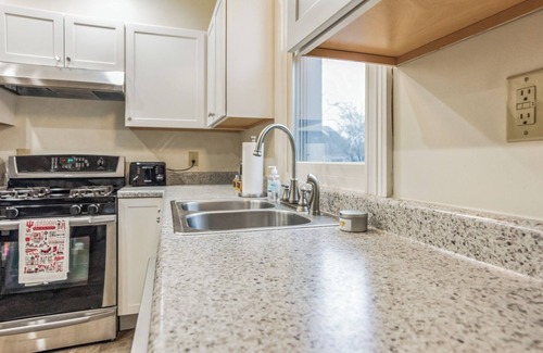 Bloomington Cottage | Stylish Cottage Steps from IU Campus & Kirkwood Attractions