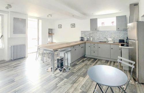 Loubigne House | Family-Friendly Cottage with Glazed Veranda and Play Area
