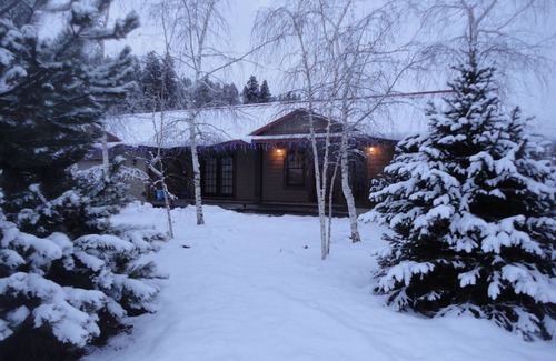 Wenatchee House | Modern Country Home Near Mission Ridge with Spa & Hot Tub