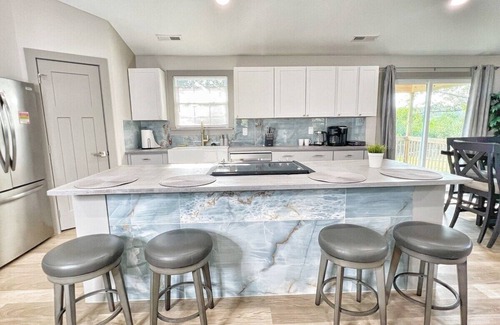 Belle Mina House | Relaxing Country-Chic Retreat with Scenic Views & More