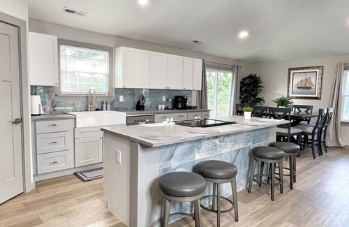 Belle Mina House | Relaxing Country-Chic Retreat with Scenic Views & More