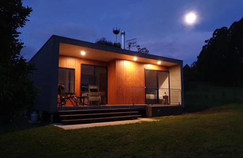 Witta Bed & Breakfast | Intimate Getaway for Couples with Fireplace & Hot Tub