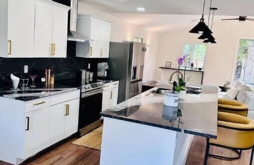McNeil House | Eco-Friendly Retreat with Spa & Hot Tub - 10/10 Rating