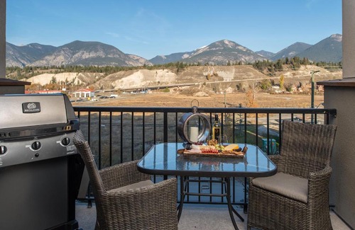 East Kootenay Apartment | Chic 2 Bed Lakeview Retreat with Pool & Hot Tub Access