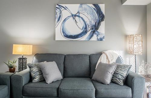 East Kootenay Apartment | Chic 2 Bed Lakeview Retreat with Pool & Hot Tub Access