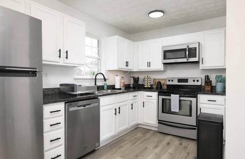 Cartersville House | Exceptional 2 BR Farmhouse Townhome with Private Baths
