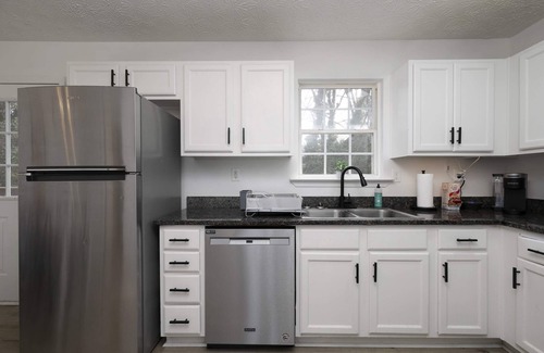 Cartersville House | Exceptional 2 BR Farmhouse Townhome with Private Baths