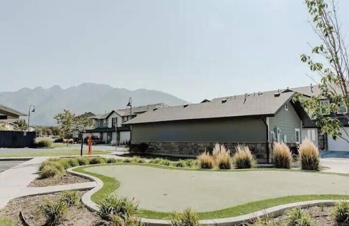 Draper Condo | Pet-Friendly Condo with Pool, Gym & Hot Tub for 5 Guests