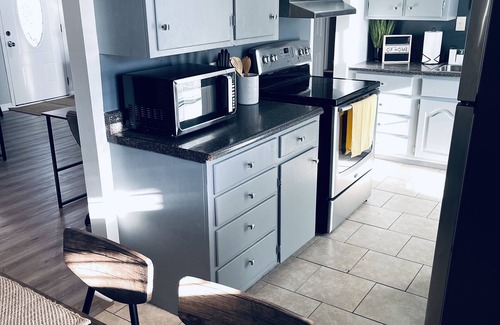 Florence House | Cozy 4 Bedroom Retreat with Spa & Pet-Friendly Amenities