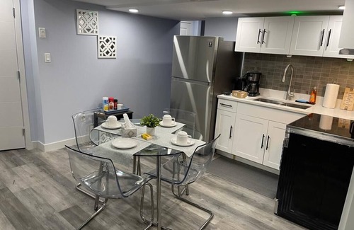 Southwest Edmonton House | Cozy Private Suite in South West Edmonton with Lake View