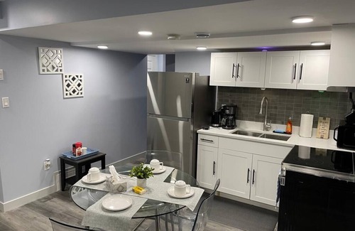Southwest Edmonton House | Cozy Private Suite in South West Edmonton with Lake View