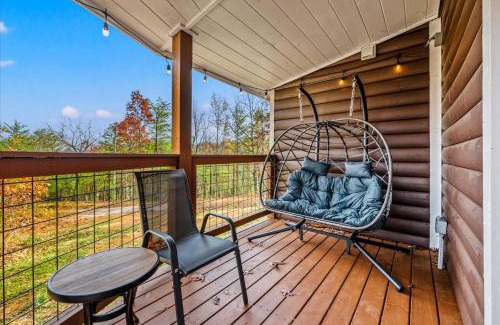 Gatlinburg - Pigeon Forge House | Modern Cozy Cabin Near Dollywood-Hot Tub, Mt Views