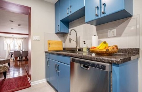 Ravenswood Apartment | Chic 2BR Apartment with Spa & Kitchen in Lincoln Square